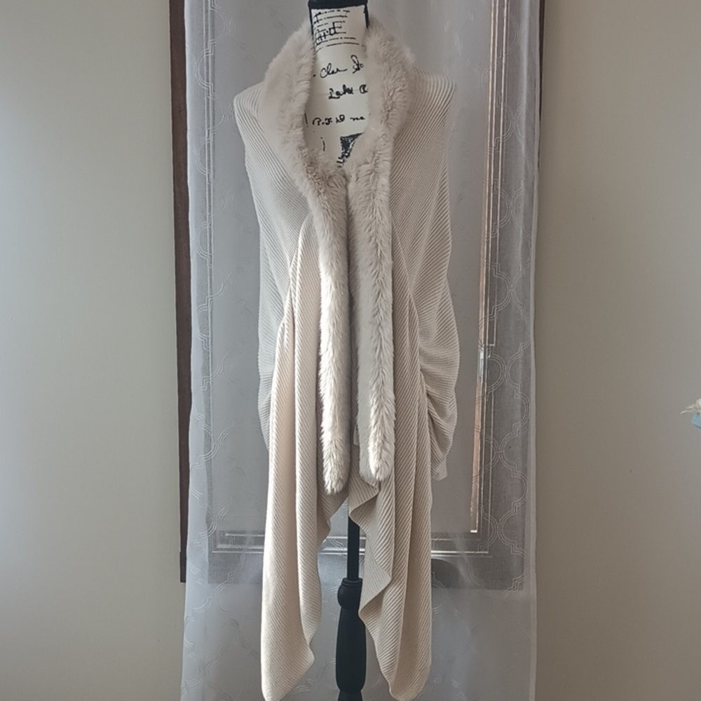 Chic Cream Women's Poncho with Faux Fur Trim - Picture 1 of 10
